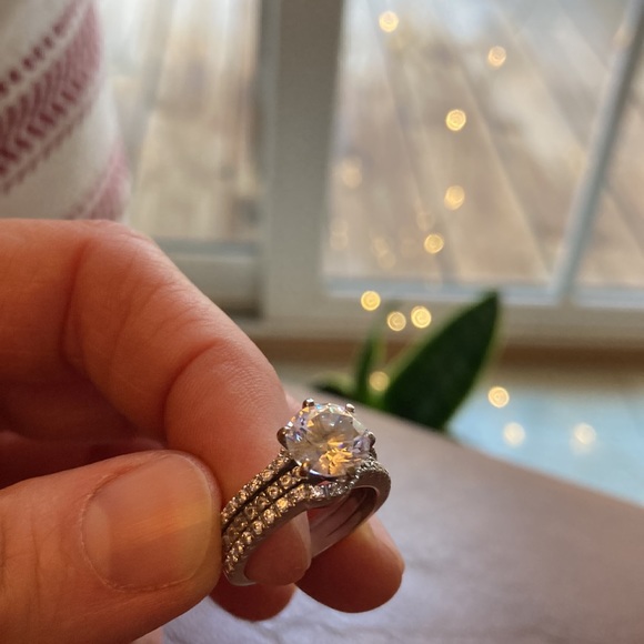 Gorgeous engagement/wedding band set: Diamond Nexus - Picture 2 of 5